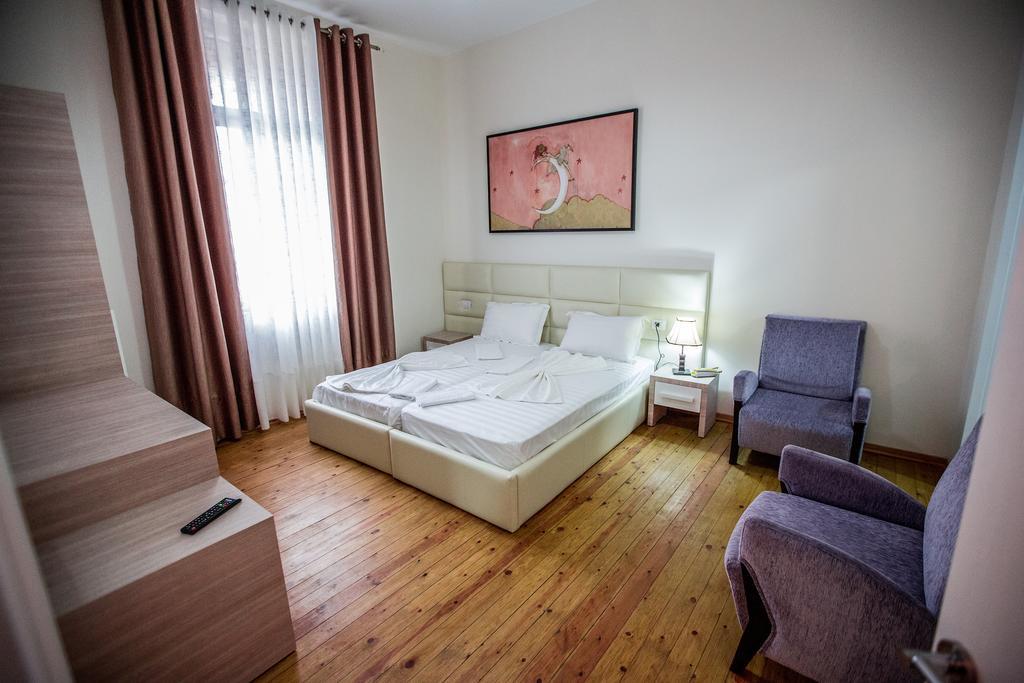 Living Hotel Tiranë Rom bilde
