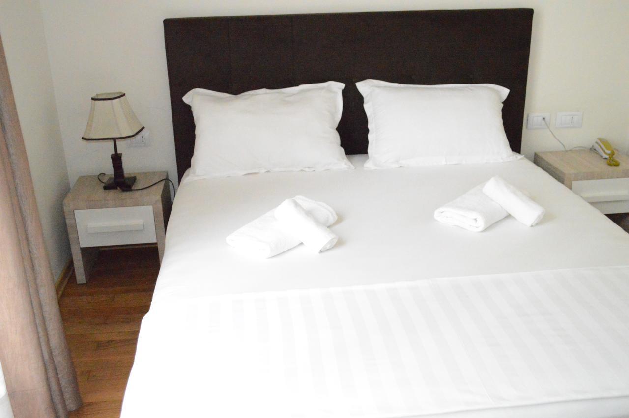 Living Hotel Tiranë Eksteriør bilde